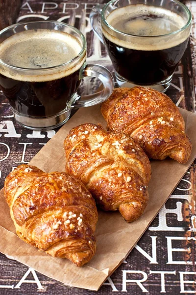 Koffie Croissants Houten Achtergrond — Stockfoto