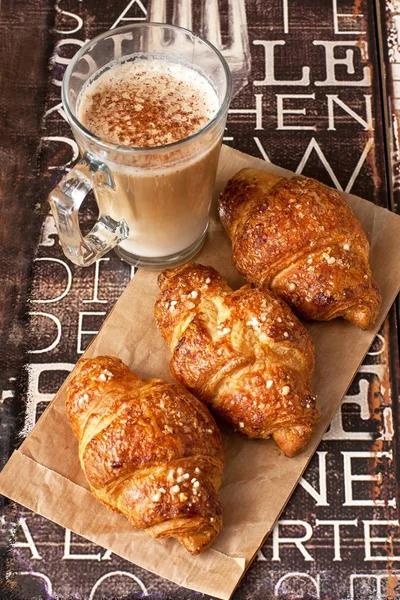 Koffie Croissants Houten Achtergrond — Stockfoto