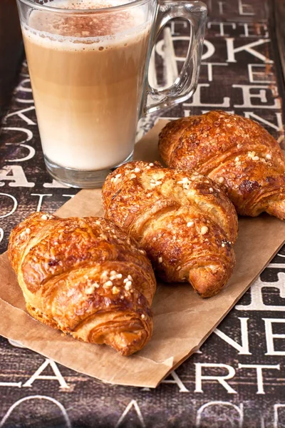 Verse Croissants Koffie Cups Voor Ontbijt Houten Vintage Tafel — Stockfoto