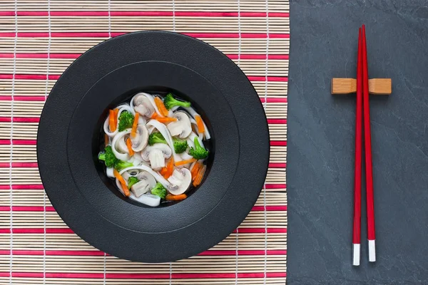 Sopa Champiñones Vegetarianos Con Brócoli Decorada Con Melisa Fresca —  Fotos de Stock