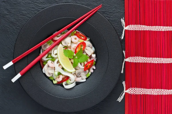 Sopa Fideos Asiáticos Con Palillos Sobre Fondo Piedra —  Fotos de Stock