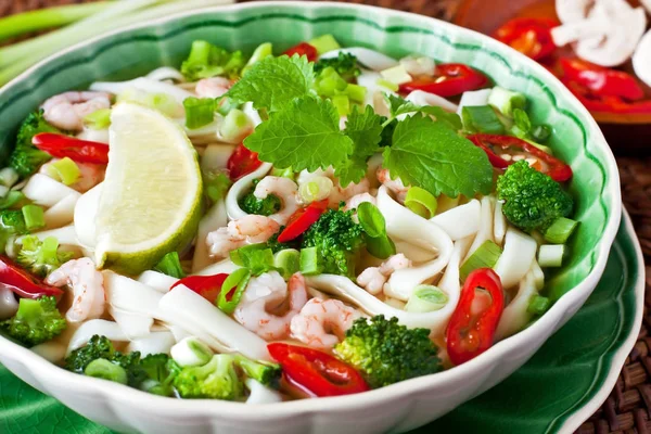 Tazones Cerámica Sopa Asiática Con Camarones Fideos Cebolla Primavera Lima —  Fotos de Stock