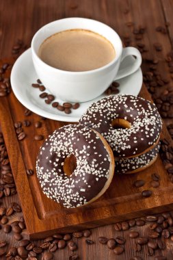 Taze ev yapımı çörek ve kahve kupa 