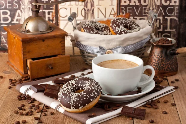 一杯咖啡加牛奶和巧克力甜甜圈在木桌上 — 图库照片