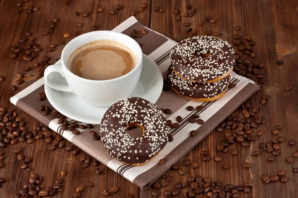 Donuts Frescos Con Bebida Caliente Mesa Madera — Foto de Stock