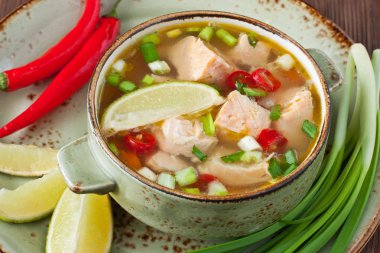 somon çorbası ve sebzeler ile kase