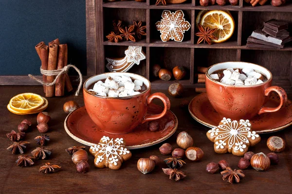 Composição Com Canecas Chocolate Quente Biscoitos Especiarias Mesa Madeira — Fotografia de Stock