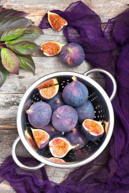 Ahşap arka plan üzerinde taze incir grup