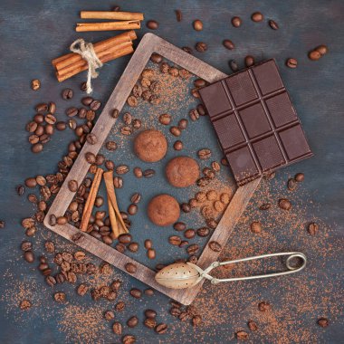 Çikolata, kahve çekirdekleri, ahşap arka plan üzerinde yer mantarı ile kompozisyon