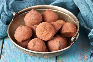 Ahşap arka plan üzerinde vintage plaka çikolata Truffles