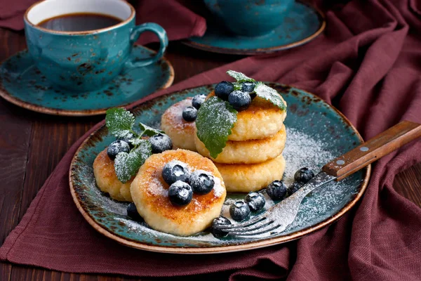 农家乳酪煎饼配蓝莓和咖啡杯 — 图库照片