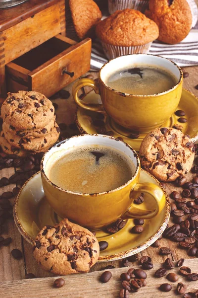 Galletas Chocolate Recién Horneadas Taza Café Mesa Madera Rústica — Foto de Stock