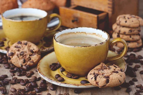 コーヒーカップとおいしいクッキーと組成物 — ストック写真