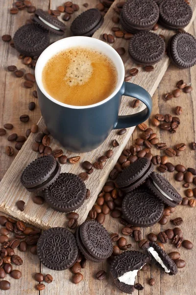 Čerstvě Pečené Čokoládové Cookies Hrnek Kávu Rustikální Dřevěný Stůl — Stock fotografie