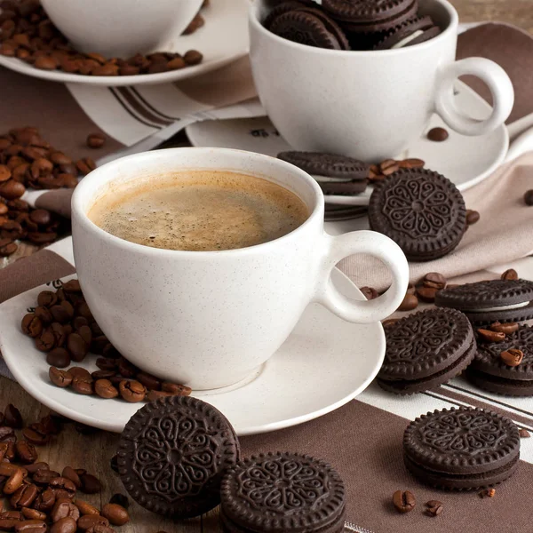 Galletas Chocolate Taza Café Aromático Sobre Mesa Madera —  Fotos de Stock