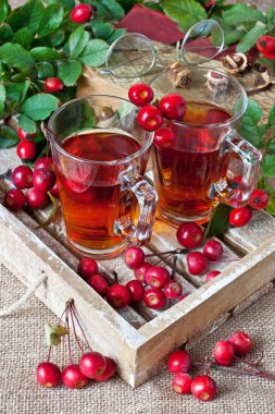 Ahşap arka plan cam bardakta çay ile kompozisyon. 