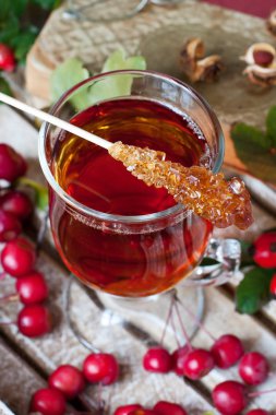 Ahşap arka plan üzerinde çay bardağı ile kompozisyon. Üstten Görünüm