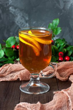 Limonlu sıcak çay. Sağlıklı içecek