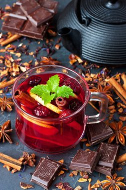 Cam bardak koyu arka plan üzerinde çilek ve melissa ile çay