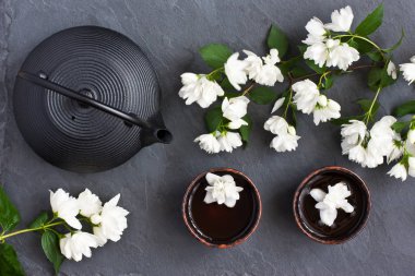 Küçük pot ve kupa ile Asya yeşil çay