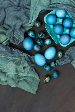 Koyu arka plan üzerinde yumurta farklı türleri. Paskalya kavramı