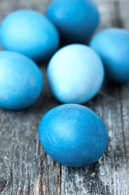 Ahşap arka plan üzerinde renkli yumurta Paskalya tatil konseptiyle