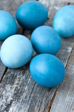 Ahşap arka plan üzerinde renkli yumurta Paskalya tatil konseptiyle