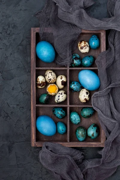 カラフルな卵をイースターの静物画 トップ ビュー — ストック写真