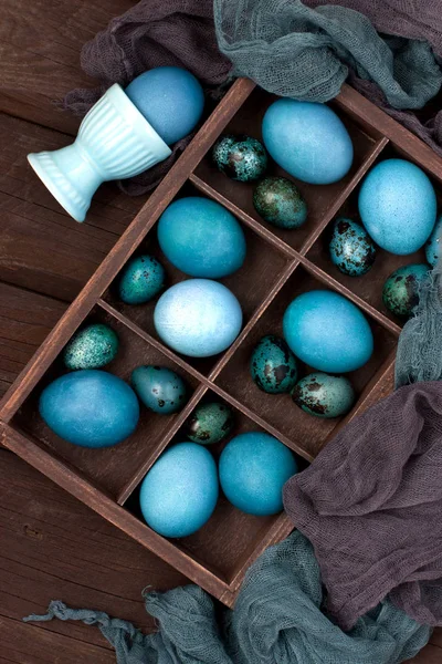 木箱にカラフルな卵をイースター休日の概念 — ストック写真