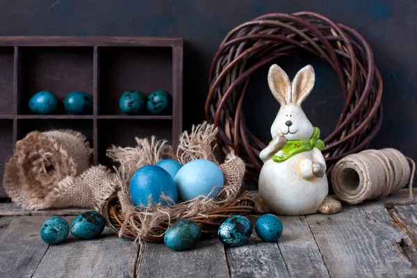 セラミックのバニー カラフルな卵 装飾的な花輪のイースター コンポジション — ストック写真