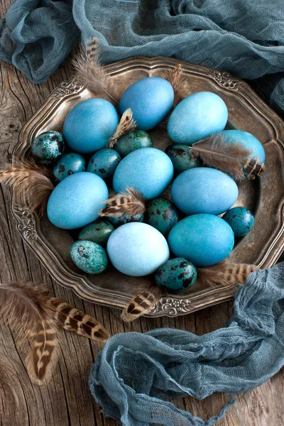 木製の背景にカラフルな卵のイースター休日の概念 — ストック写真