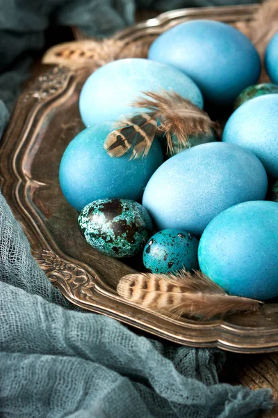 Ahşap Arka Plan Üzerinde Renkli Yumurta Paskalya Tatil Konseptiyle — Stok fotoğraf