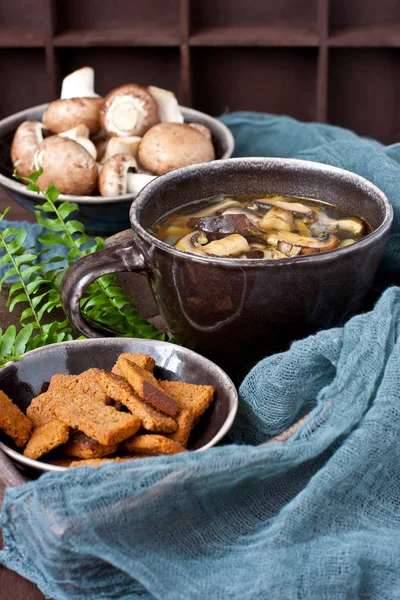 Verse Rauwe Champignons Hete Zelfgemaakte Champignonsoep Met Gebakken Champignons Houten — Stockfoto