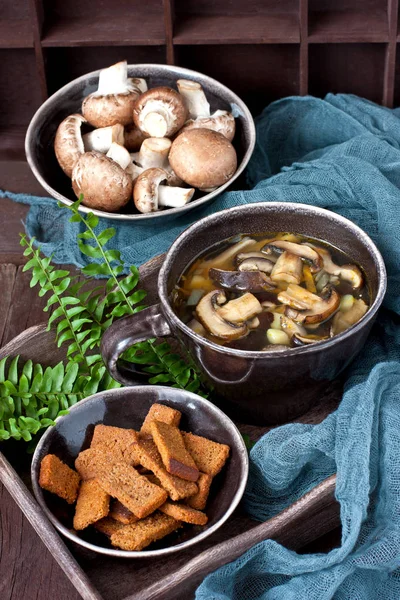 鲜生蘑菇和热自制蘑菇汤配炸蘑菇在木制餐桌上 — 图库照片