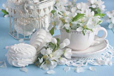 Çay Kupası, Zephyr'i ve elma çiçekleri ile romantik kompozisyon  