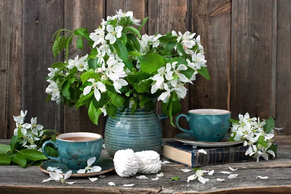 Σύνθεση Λουλούδια Την Άνοιξη Φλιτζάνι Τσάι Και Γλυκό Zephyr — Φωτογραφία Αρχείου