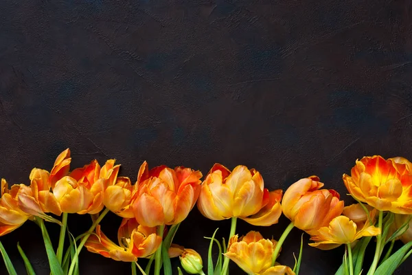 Ramo Tulipanes Coloridos Mesa Madera Flores Primavera Fondo — Foto de Stock