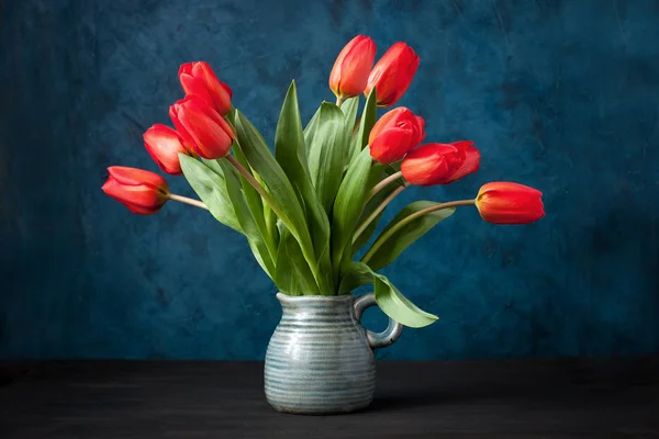 春のチューリップの花の束 国際女性の日 母の日や誕生日の概念 — ストック写真