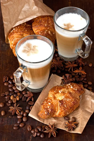 Croissants Frescos Tazas Café Para Desayuno Mesa Vintage Madera —  Fotos de Stock