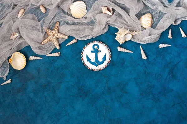 Conchas marinas y piedras sobre fondo azul. Vista superior con spa cope — Foto de Stock