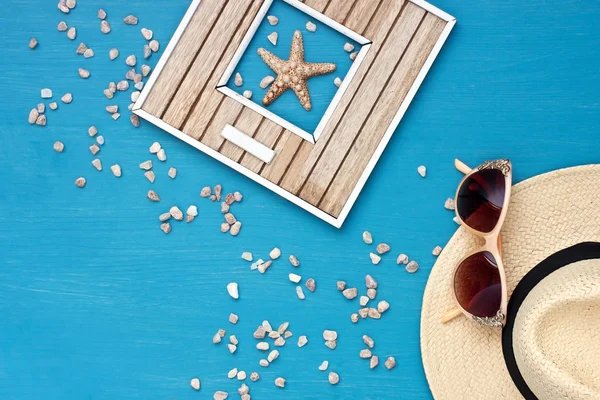 Accesorios de verano, gafas de sol y conchas de mar sobre mesa de madera — Foto de Stock