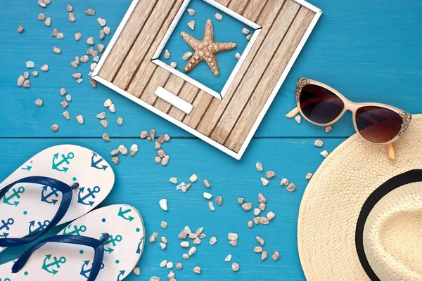 Gafas de sol y sombrero de mimbre en la mesa — Foto de Stock