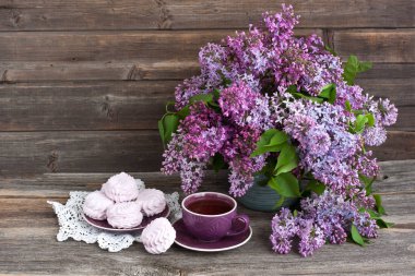 Lila, çay Kupası ve zephyr tanımlama bilgileri ile kompozisyon