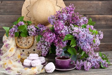 Lila, çay Kupası ve zephyr tanımlama bilgileri ile kompozisyon