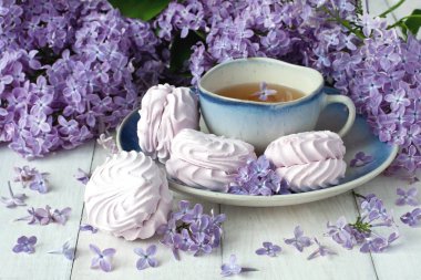 Lila, çay Kupası ve zephyr tanımlama bilgileri ile kompozisyon