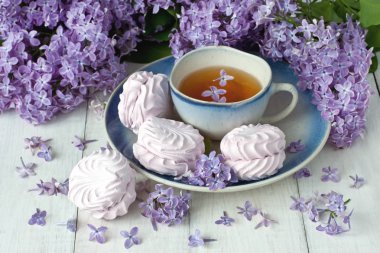 Lila, çay Kupası ve zephyr tanımlama bilgileri ile kompozisyon