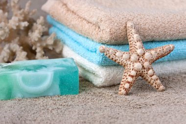 Doğal sabun ve banyo havlularıyla spa kompozisyonu