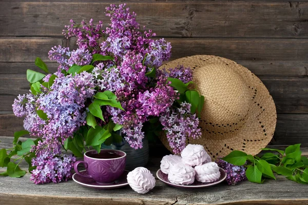 Νεκρή Φύση Λιλά Λουλούδια Τσάι Κύπελλο Και Ζέφυρος Μπισκότα Φόντο — Φωτογραφία Αρχείου
