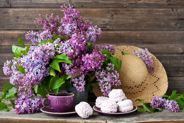 Zátiší Fialovými Květy Tea Cup Zephyr Cookies Dřevěné Pozadí — Stock fotografie