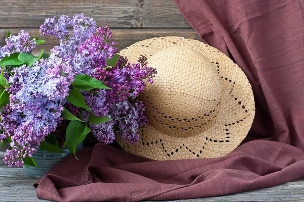 Gren Lila Vårblommor Rustika Träbord — Stockfoto